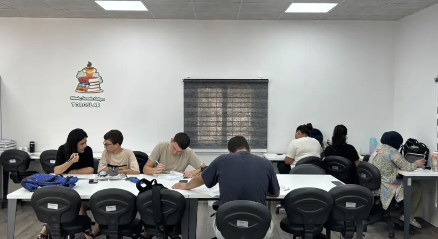 Toroslar Belediyesi’nin Okuma Salonları Sınava Hazırlanan Gençlerin İlgi Odağı Oldu